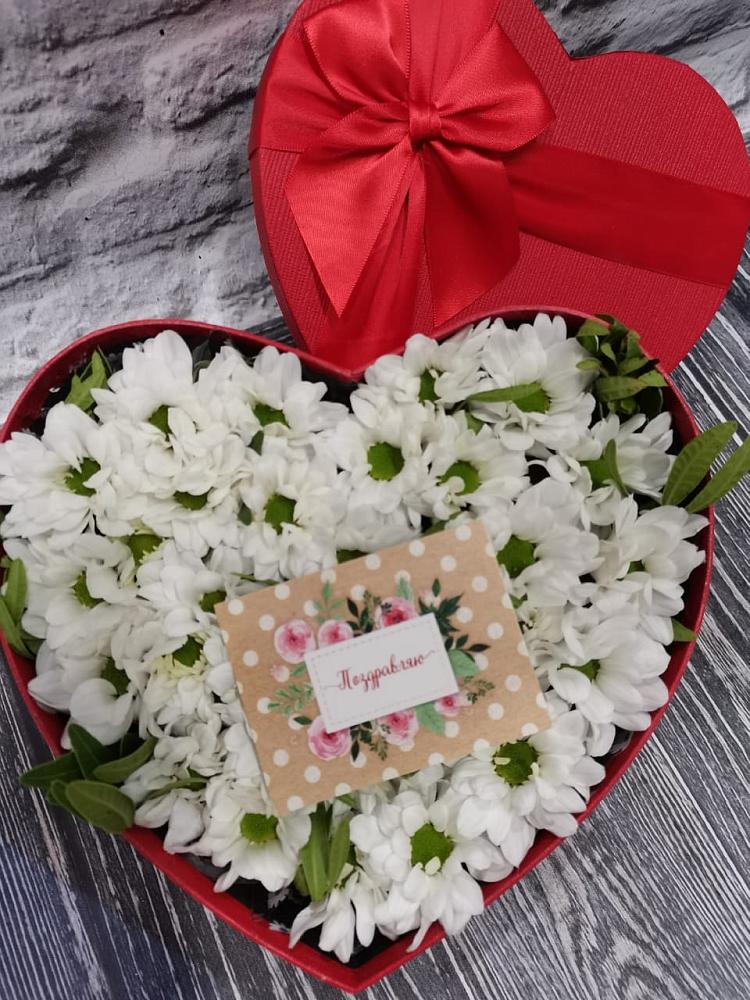 Цветочная композиция из Хризантемы в виде сердца в Верх-Туле