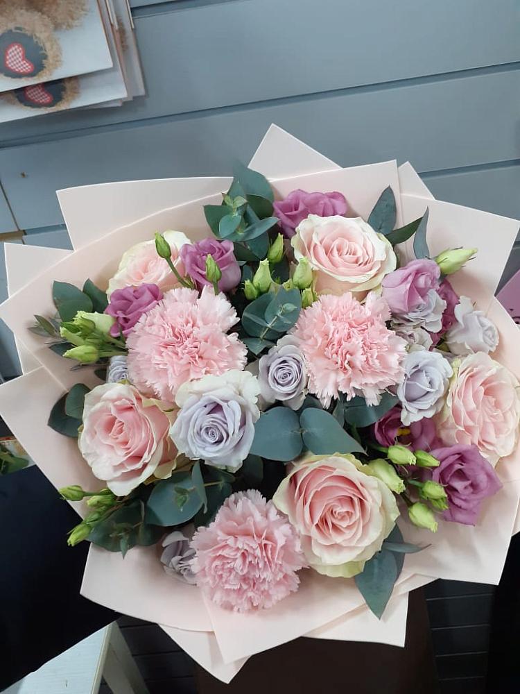 Букет цветов из: Розы, Гвоздики и Лизиантусы в Верх-Туле